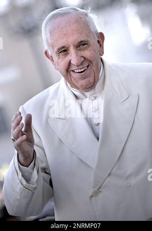13. März 2023 markiert 10 Jahre Papst Franziskus. Im Bild : Papst Franziskus besonderes Jubiläum am Petersplatz im Vatikan am 12. März 2016. Stockfoto