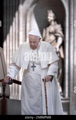 13. März 2023 markiert 10 Jahre Papst Franziskus. Auf dem Bild : Papst Franziskus bei einer wöchentlichen allgemeinen Audienz am Petersplatz am 25. Mai 2022 Stockfoto