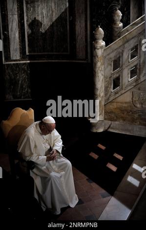 13. März 2023 markiert 10 Jahre Papst Franziskus. Im Bild : Papst Franziskus besucht am 15. November 2015 die Lutherische Kirche Roms. Stockfoto
