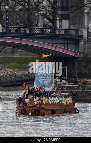 London, Großbritannien. 27. Februar 2023. Auf dem Segel steht "United Kingdom Parliament Facilitation the degradation of UK waters 1706-2063" - Extinction Rebellion organisiert einen Protest zum Stopp der Verschmutzung der britischen Wasserstraßen auf der themse vor den Houses of Parliament. Sie glauben, dass die Regierung Wasserunternehmen erlaubt, unbehandelte Abwässer in Flüsse und Strände zu kippen, und Bauunternehmen und Bauern erlaubt, Wasserwege zu kontaminieren. Kredit: Guy Bell/Alamy Live News Stockfoto