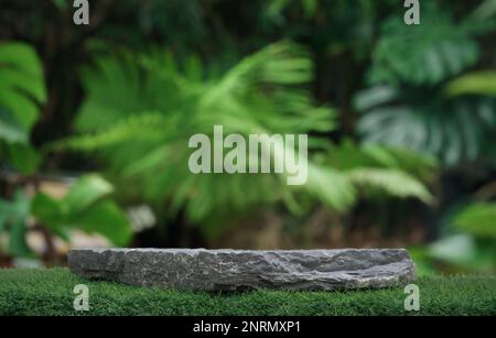 Stone Podium Tischplatte im Freien verwischen Grün Monstera Tropenwald Pflanzen Natur Hintergrund.Beauty Kosmetik gesunde natürliche Produkt Platzierung Sockel Stockfoto