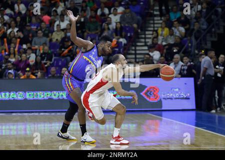 26. Februar 2023, Caracas, Caracas/Venezuela, Venezuela: CARACAS, VENEZUELA - FEBRUAR 26: Phill Scrubb Posthumus wehrt sich um den Ball mit Nestor Colmenares aus Venezuela während des FIBA Basketball World Cup 2023 Americas Qualifiers Basketballspiels, Poliedro de Caracas, in Caracas, Venezuela, am 26. Februar 2023. (Kreditbild: © Pedro Rances Mattey/PX Imagens via ZUMA Press Wire) NUR REDAKTIONELLE VERWENDUNG! Nicht für den kommerziellen GEBRAUCH! Stockfoto