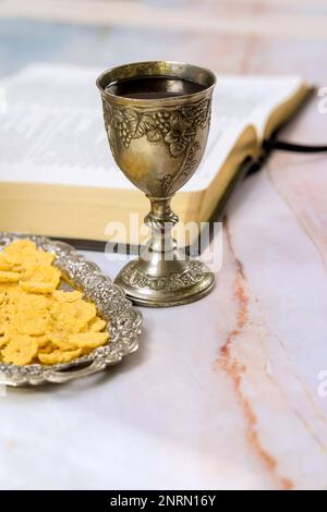 Als Christ wird die Heilige Kommunion mit ungesäuertem Brot gefeiert, Wein in Kelchsymbolen Jesu Christi Stockfoto