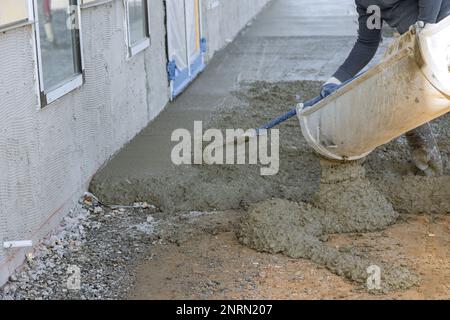 In Betonmischwagen gießt Beton zum Pflastern um neu gebaute Häuser auf der Baustelle Stockfoto