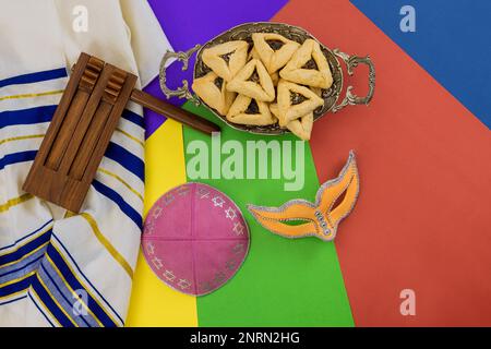 Auf Purim essen jüdische Urlauber traditionell gerne Hamantaschens, blasen Schofare, tragen Tallits, nehmen an Festlichkeiten mit Karnevalsmasken Teil. Stockfoto