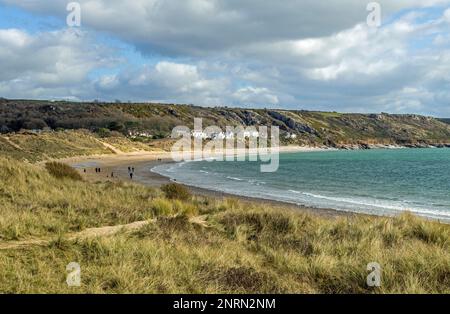 Die Kurve von Port Eynon Beach, wo sie sich mit Horton Beach verbindet. Beide sind in den Sommermonaten auf der Gower-Halbinsel sehr beliebt. Stockfoto