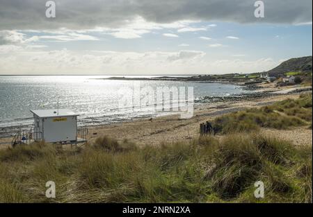 Ein Blick nach Westen über einen Teil des Port Eynon Beach auf Gower mit einem Aussichtsturm und Flut Stockfoto