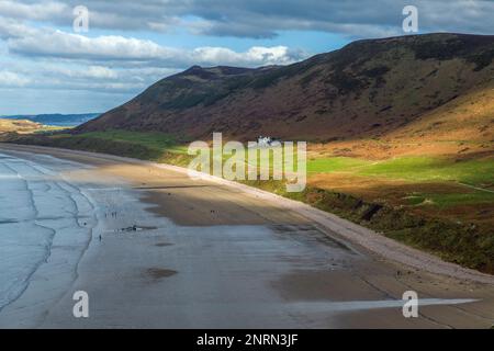 Blick auf die Rhossili Bay oder den Strand an der äußersten Spitze der Gower-Halbinsel AONB Stockfoto