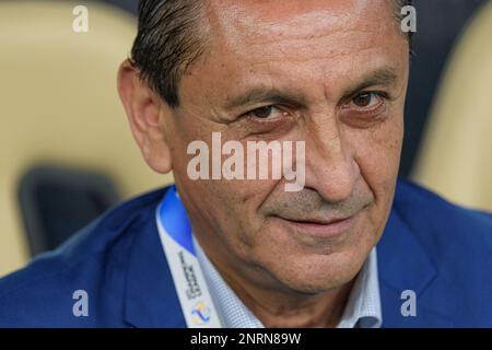 Doha, Katar. 26. Februar 2023. Der Cheftrainer von Al-Hilal SFC (KSA) Ramon Diaz aus Argentinien schaut sich das Halbfinalspiel der AFC Champions League 2022 gegen Al-Duhail SC (QAT) im Al Thumama Stadium am 26. Februar 2023 in Doha, Katar, an. Foto: Victor Fraile / Power Sport Images Credit: Power Sport Images Ltd/Alamy Live News Stockfoto