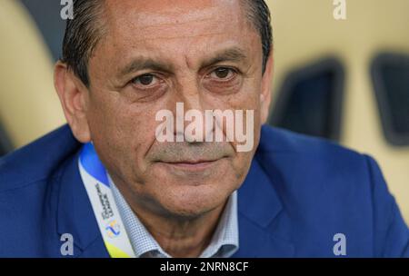 Doha, Katar. 26. Februar 2023. Der Cheftrainer von Al-Hilal SFC (KSA) Ramon Diaz aus Argentinien schaut sich das Halbfinalspiel der AFC Champions League 2022 gegen Al-Duhail SC (QAT) im Al Thumama Stadium am 26. Februar 2023 in Doha, Katar, an. Foto: Victor Fraile / Power Sport Images Credit: Power Sport Images Ltd/Alamy Live News Stockfoto