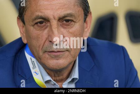 Doha, Katar. 26. Februar 2023. Der Cheftrainer von Al-Hilal SFC (KSA) Ramon Diaz aus Argentinien schaut sich das Halbfinalspiel der AFC Champions League 2022 gegen Al-Duhail SC (QAT) im Al Thumama Stadium am 26. Februar 2023 in Doha, Katar, an. Foto: Victor Fraile / Power Sport Images Credit: Power Sport Images Ltd/Alamy Live News Stockfoto