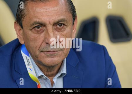 Doha, Katar. 26. Februar 2023. Der Cheftrainer von Al-Hilal SFC (KSA) Ramon Diaz aus Argentinien schaut sich das Halbfinalspiel der AFC Champions League 2022 gegen Al-Duhail SC (QAT) im Al Thumama Stadium am 26. Februar 2023 in Doha, Katar, an. Foto: Victor Fraile / Power Sport Images Credit: Power Sport Images Ltd/Alamy Live News Stockfoto