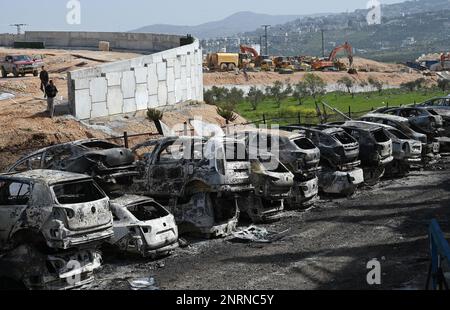 Hawara, Gaza. 27. Februar 2023. Ein Blick auf Autos, die von israelischen Siedlern bei einem Racheangriff verbrannt wurden, nachdem gestern zwei israelische Brüder von einem palästinensischen Schützen in Hawara, im Westjordanland, am Montag, dem 27. Februar 2023, getötet wurden. Foto von Debbie Hill/ Kredit: UPI/Alamy Live News Stockfoto