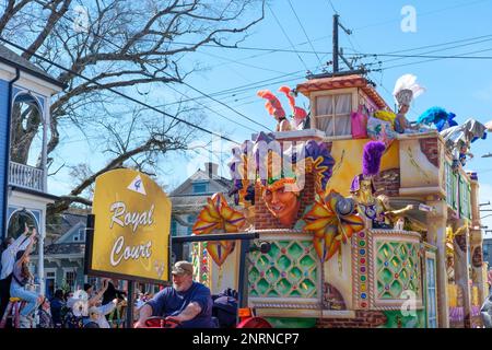 NEW ORLEANS, LA, USA - 19. FEBRUAR 2023: Der Royal Court Float des Krewe of Thoth rollt am zweiten Karnevalswochenende die Magazine Street hinunter Stockfoto