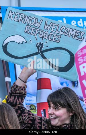 Eine von antifaschistischen Gruppen organisierte Gegendemonstration gegen einen Protest der rechten Gruppe Reform UK gegen Asylbewerber, die in die Bere gebracht wurden Stockfoto