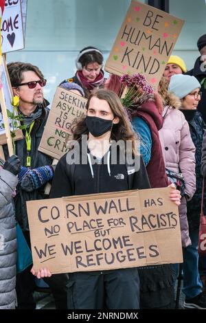 Eine von antifaschistischen Gruppen organisierte Gegendemonstration gegen einen Protest der rechten Gruppe Reform UK gegen Asylbewerber, die in die Bere gebracht wurden Stockfoto