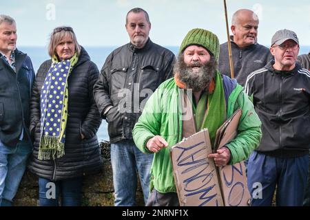 Ein wütender Demonstrant, der aus Protest der rechten Gruppe Reform UK gegen Asylbewerber im Beresford Hotel in Newquay rief Stockfoto