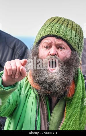 Ein wütender Mann, der während einer von der rechten Gruppe Reform UK organisierten Demonstration gegen Asylbewerber im Beresford Ho schreit und schreit Stockfoto