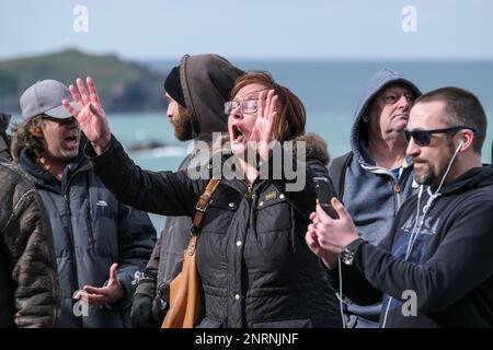 Eine wütende Frau, die während einer Demonstration der rechten Gruppe Reform UK gegen Asylbewerber im Beresford Hotel in Newq schreit Stockfoto