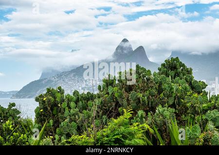 Arpoador Beach, Devil's Beach, Ipanema District von Rio de Janeiro Brasilien, Südamerika. DOS Hermanos-Berge im Hintergrund. Stockfoto