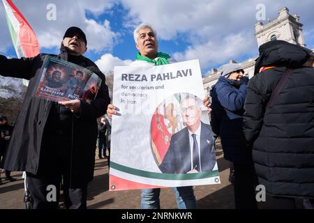 London, Großbritannien. 27. Februar 2023 Gegen den Iran gerichtete Demonstranten versammelten sich auf dem Platz des Parlaments und forderten den Sturz des iranischen Regimes und der schiitischen Geistlichen sowie die Wiederherstellung der Monarchie und des Kronprinzen Reza Pahlavi auf dem Thron. Der Protest ist eine Reaktion auf den Tod von Mahsa Amini, einer 22-jährigen kurdischen Frau, die am 16. September 2022 in Polizeigewahrsam in Teheran starb, die breite Proteste im Iran Credit ausgelöst hat: amer Ghazzal/Alamy Live News Stockfoto