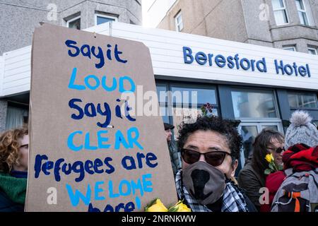 Eine von antifaschistischen Gruppen organisierte Gegendemonstration gegen einen Protest der rechten Gruppe Reform UK gegen Asylbewerber, die in die Bere gebracht wurden Stockfoto