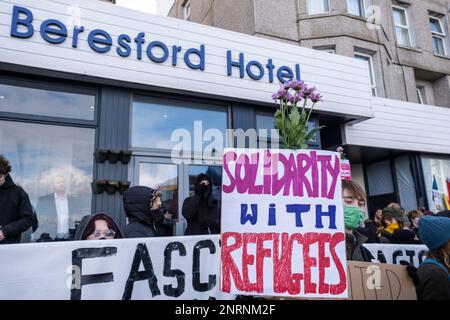 Eine von antifaschistischen Gruppen organisierte Gegendemonstration gegen einen Protest der rechten Gruppe Reform UK gegen Asylbewerber, die in die Bere gebracht wurden Stockfoto