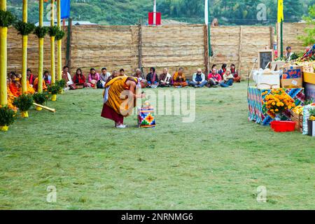 Buddhistische Mönche bei der religiösen Zeremonie in Paro. Bhutan Stockfoto