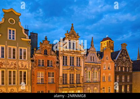 Abend in Danzig in Polen, historische Bürgerhäuser mit Giebeln und kunstvoll verzierte Fassaden in der Long Street in der Altstadt. Stockfoto