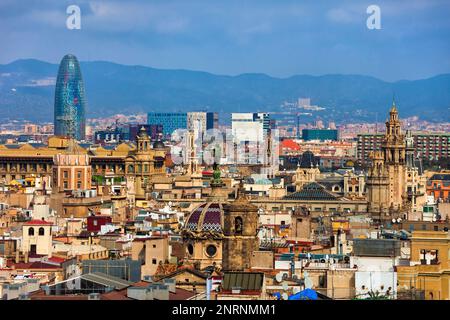 Blick über die Stadt Barcelona in Katalonien, Spanien, Stadtbild mit Kirchen im gotischen Viertel (Barri Gotic) der Stadt. Stockfoto