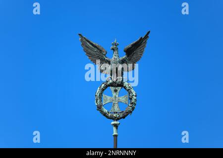 Preußischer Adler und Eisernen Kreuz isoliert am blauen Himmel, Teil der Quadriga des Brandenburger Tors in Berlin. Stockfoto