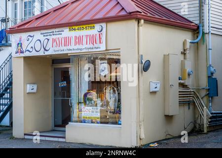 NEW ORLEANS, LA, USA - 23. FEBRUAR 2023: Vor der Zoe Psychic Boutique in der Magazine Street Stockfoto