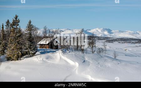 Malerische Winterlandschaft in Mösvatn (Vinje, Telemark und Vestfold), Norwegen. Der Hardangervidda-Nationalpark liegt im Hintergrund. Stockfoto