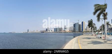 Luanda Angola - 09 17 2022: Panoramablick auf die Luanda Bucht und Luanda marginal, Fußgängerweg mit tropischen Palmen, Downtown Lifestyle, Taxi Stockfoto