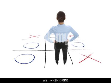 Frau und Darstellung des Tic-tac-Toe-Spiels auf weißem Hintergrund, Rückansicht. Konzept der Geschäftsstrategie Stockfoto