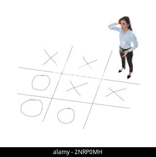 Junge Frau und Darstellung des Tic-tac-Toe-Spiels auf weißem Hintergrund, über der Ansicht. Konzept der Geschäftsstrategie Stockfoto