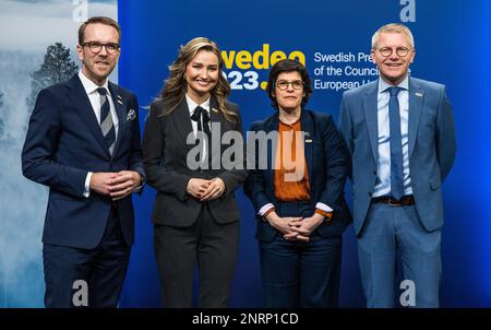 Stockholm, Schweden. 27. Februar 2023. Der schwedische Minister für Infrastruktur und Wohnungsbau Andreas Carlson und der Minister für Energie, Wirtschaft und Industrie Ebba Busch empfangen den belgischen Energieminister Tinne van der Straeten und den Minister für Mobilität Georges Gilkinet nach der Ankunft bei dem informellen Treffen mit den EU-Ministern für Telekommunikation, Verkehr, Energieminister (TTE) auf der skandinavischen XPO in Märsta außerhalb von Stockholm, Schweden, 27. Februar 2023. Foto: Claudio Bresciani/TT/kod 10090 Kredit: TT News Agency/Alamy Live News Stockfoto