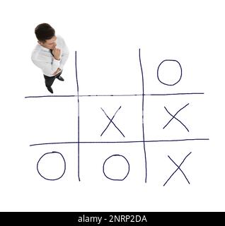 Mann und Darstellung des Tic-tac-Toe-Spiels auf weißem Hintergrund, über der Ansicht. Konzept der Geschäftsstrategie Stockfoto