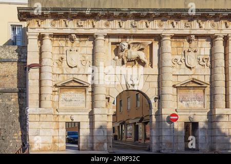 Das Landtor mit dem geflügelten Löwen von St. Mark schwebt über dem zentralen Bogen, einem der wichtigsten Stadttore in Zadar. Der Text sagt "Frieden bis" Stockfoto