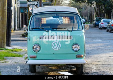 NEW ORLEANS, LA, USA - 25. FEBRUAR 2023: Vor dem Vintage Volkswagen Minibus, der in einer Uptown Street parkt Stockfoto