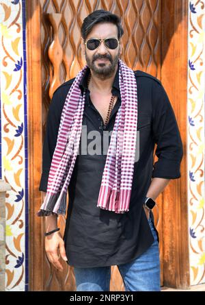 Mumbai, Indien. 27. Februar 2023. Bollywood-Schauspieler Ajay Devgn posiert während der Werbung für seinen Film „Bholaa“ in Mumbai für ein Foto. Der Film wird am 30. März 2023 veröffentlicht. Kredit: SOPA Images Limited/Alamy Live News Stockfoto