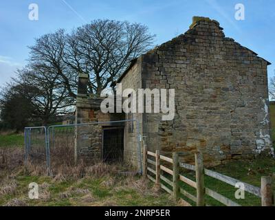 Eingezäunt und gefährlich, ein verlassenes und verlassenes Schulhaus in Colsterdale. North Yorkshire Stockfoto