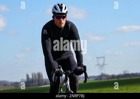 SD Worx Sportdirektor Lars Boom zeigte sich in Aktion während der Aufklärung der Rennstrecke des diesjährigen eintägigen Radrennen Paris-Roubaix, rund um Roubaix, Frankreich, am Montag, den 27. Februar 2023. BELGA FOTO DAVID PINTENS Stockfoto