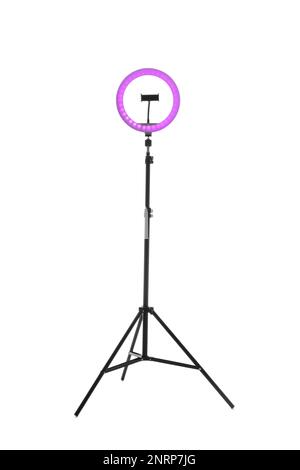Stativ mit Ringlicht auf weiß isoliert Stockfoto