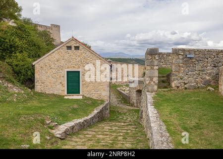 Zugang zum nördlichen Teil der Knin-Festung von der Eingangsplattform aus gesehen Stockfoto