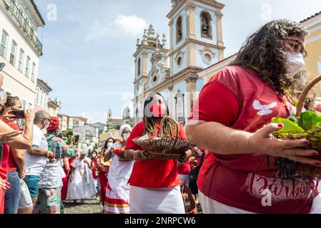 Salvador, Bahia, Brasilien - 04. Dezember 2022: Göttliche Katholiken von Santa Barbara bringen Geschenke an die heiligen. Pelourinho, Salvador, Bahia. Stockfoto