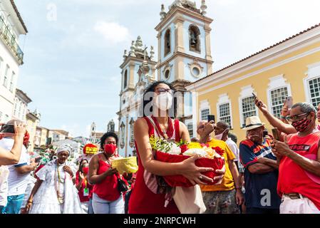 Salvador, Bahia, Brasilien - 04. Dezember 2022: Göttliche Katholiken von Santa Barbara bringen Geschenke an die heiligen. Pelourinho, Salvador, Bahia. Stockfoto