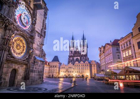 Astronomische Uhr, Tynkirche und alter Rathausturm in Prag bei Tagesanbruch, Tschechische republik Stockfoto