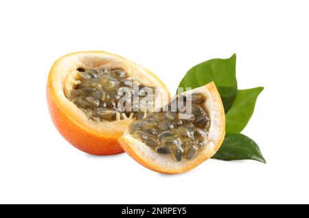 Schneiden Sie köstliche reife Granadilla mit grünen Blättern auf weißem Hintergrund Stockfoto