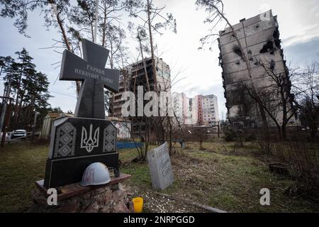 Kiew, Ukraine. 25. Februar 2023. Kiew, Ukraine - 25. Februar 2023: Ein Denkmal zum Gedenken an Euromaidan-Opfer vor zerstörten Gebäuden in Irpin, nördlich der Hauptstadt der Ukraine, Kiew. (Foto: Kish Kim/Sipa USA) *** Korea out *** Kredit: SIPA USA/Alamy Live News Stockfoto